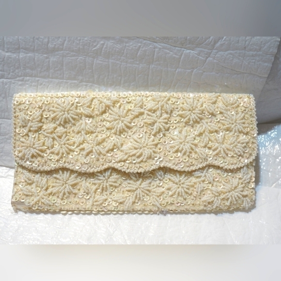 white beaded bag Handbags - WHITE satin EVENING PURSE with opalescent & white beaded sequin evening bag